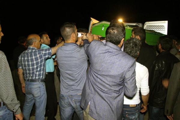 Cinnet getiren babanın öldürdüğü eşi ve 2 çocuğu Bingöl'de toprağa verildi