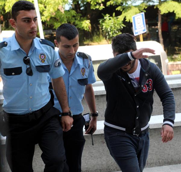 Liselinin cep telefonunu gasp eden genç tutuklandı