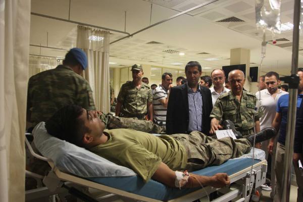Şanlıurfa Vali vekili yaralı askerleri ziyaret etti