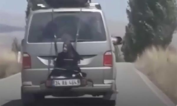 Kızı minibüsün arkasına bağladılar