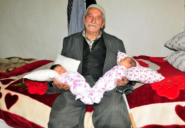 İkizleri olan 85'lik dedeye kaymakamlık sahip çıktı