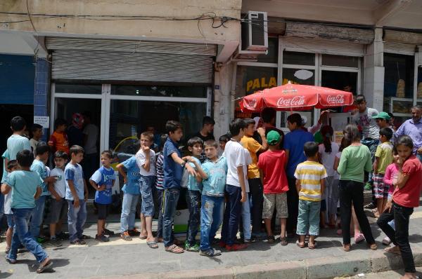 HDP barajı geçti diye 50 kilo tavuk döneri ücretsiz verdi