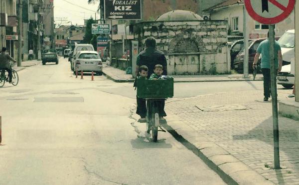Bisiklet arkasında meyve kasasında yolculuk
