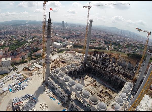 Çamlıca camiine 90 metreye ilk bayrak çekildi