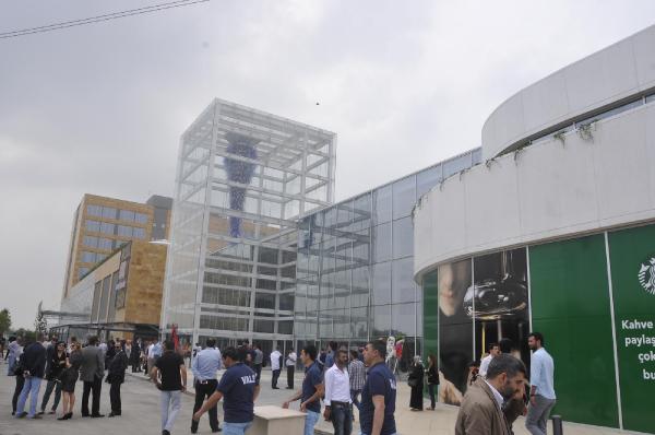 İzmit'te dev bir alışveriş merkezi daha açıldı