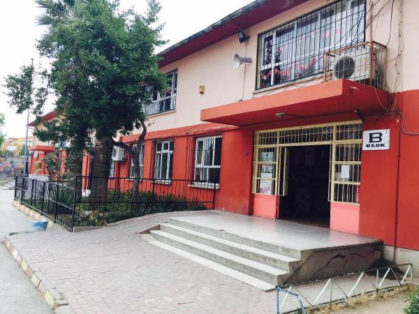 Satırla okul müdürünün kapısına zarar verdi