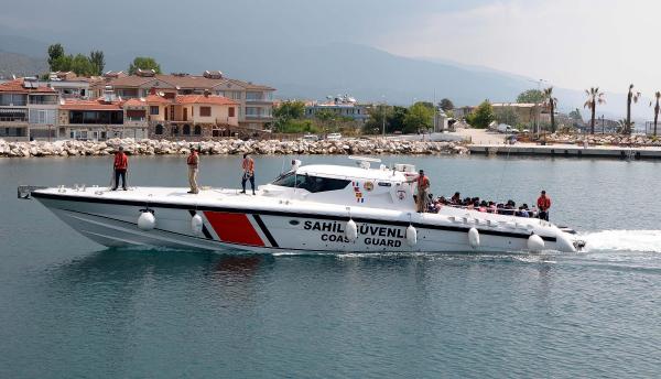 Midilli'ye geçmek isteyen 110 kaçak yakalandı