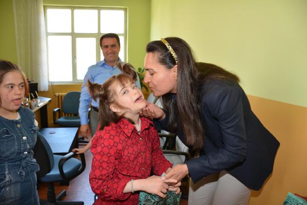 Hakkari'de başkandan down sendromlu çocuklara ziyaret