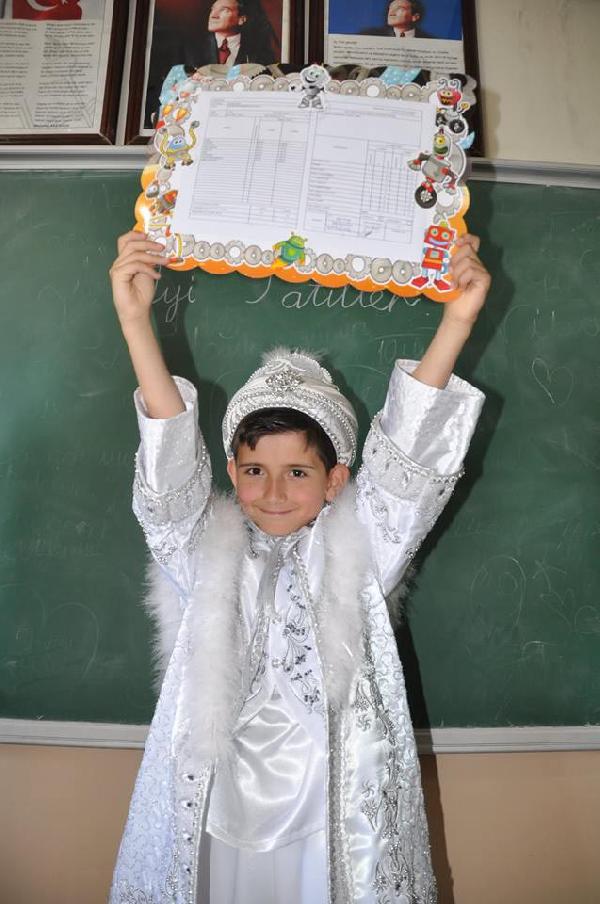 Karnesini almaya sünnet kıyafetiyle geldi