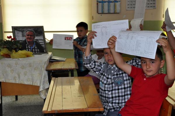 Tayfun öğretmenin öğrencileri karnelerini buruk aldı