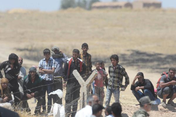 Suriyelilerin sınırda bekleyişi sürüyor