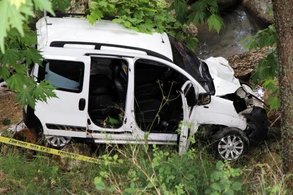 Hafif ticari araç uçuruma yuvarlandı: 1 ölü, 1 yaralı