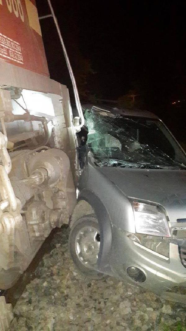 Bariyeri arızalı hemzemin geçitte tren kamyonete çarptı: 1 ölü
