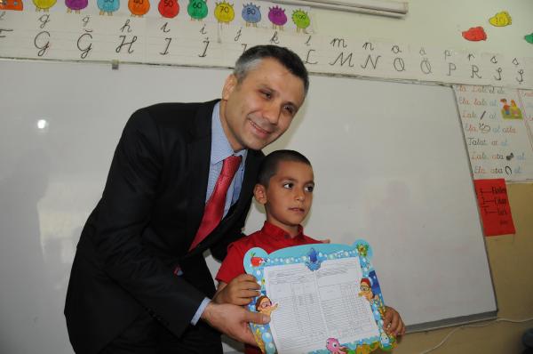 Hakkari'de öğrencilerin karne sevinci