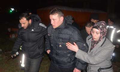 'Eşimi çok seviyorum' deyip çatıya çıktı