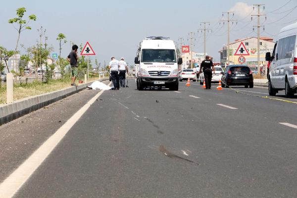 Hastaneye götürülen oğlunun peşinden giderken çarptığı motosikletli öldü