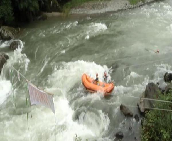 Rafting Kupası'nda İranlı kadın sporcular tehlike atlattı