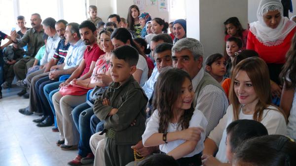 Cizre'de Kürtçe eğitim verilen okulda öğrenciler karne aldı