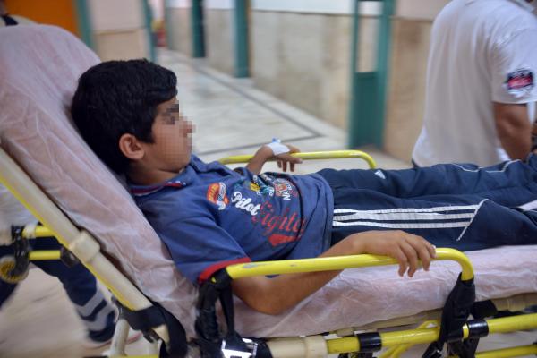 Karnesini almaya gittiği okulun önünde bıçaklandı