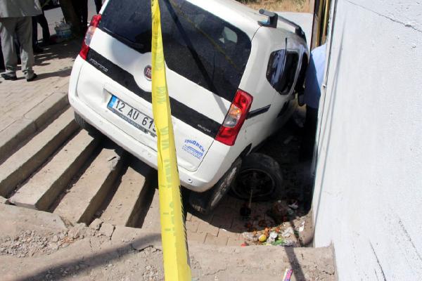 12 yaşındaki çocuk babasının otomobili ile markete girdi: 3 yaralı