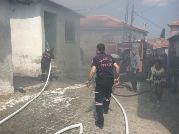 Tek katlı ev yangında kül oldu
