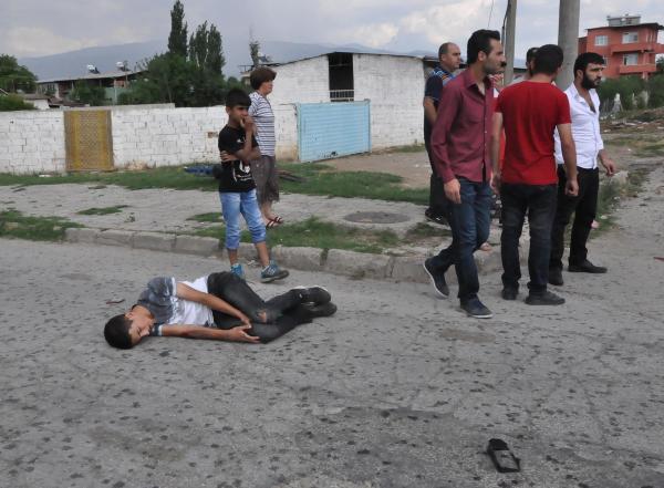 Yarıştığı öne sürülen iki motosiklet aynı anda otomobile çarptı: 6 yaralı