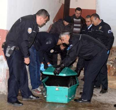 2 çocuk annesi, evinde boğazı kesilerek öldürülmüş olarak bulundu