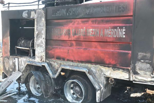 Yangın söndürmeye giden itfaiye aracı, alevlerin arasında kalarak yandı
