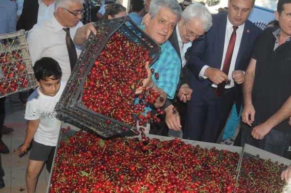 1 ton kiraz 15 dakikada tükendi