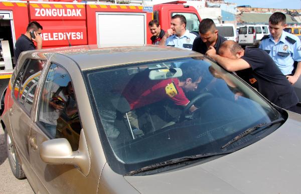 Arkadaşının uyurken kapısını kilitlediği otomobilde mahsur kaldı