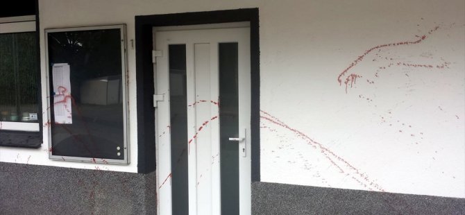 Camiye domuz sosisi attılar
