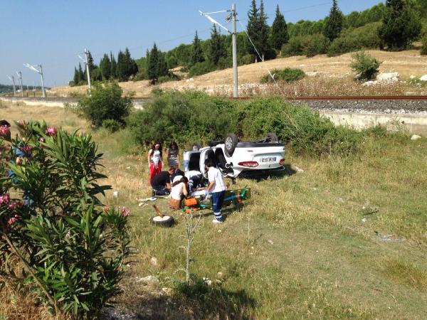 Otomobil şarampole yuvarlandı: 3 yaralı