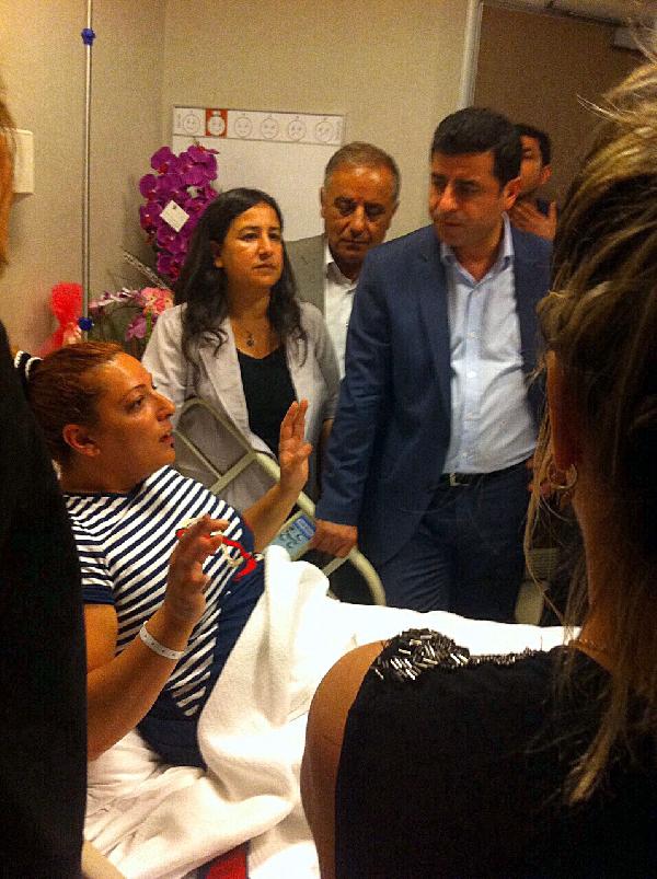Demirtaş, DHA muhabiri Altıntaş'ı ziyaret etti