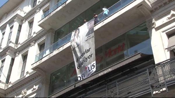 Liselilerden AVM'de "sınav öldürüyor" eylemi