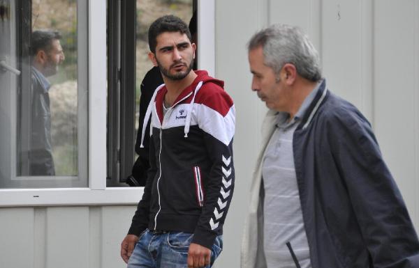 Çatıya çıkıp yolda yürüyen polise ateş etti