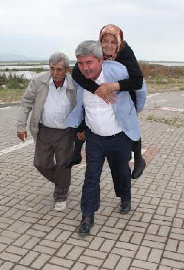 Sandığa vekil oğlunun sırtında giden anne hastanelik oldu
