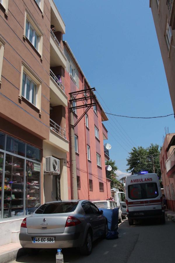 Balkon demirlerini silerken düşen 85 yaşındaki kadın öldü