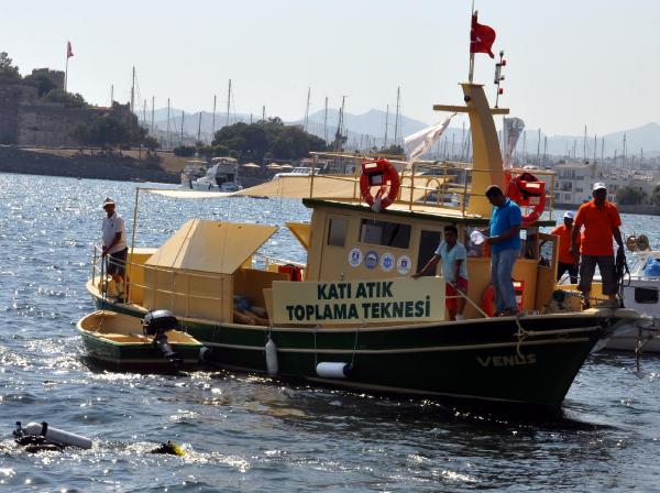 'Denize en çok mavi yakışır' sloganıyla denizi temizlediler