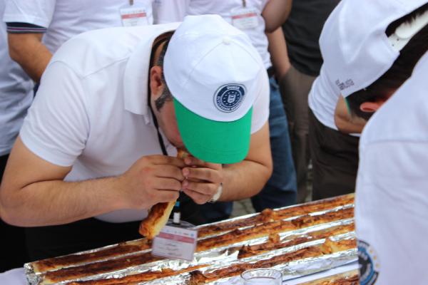 Bursa'da, 5 metre börek yedi birinci oldu