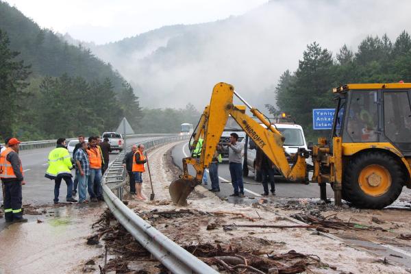 Bolu'da sel suyu yolu ulaşıma kapattı
