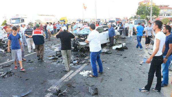 Otomobil orta refüjü aşıp, karşı şeride geçti: 3 ölü, 9 yaralı