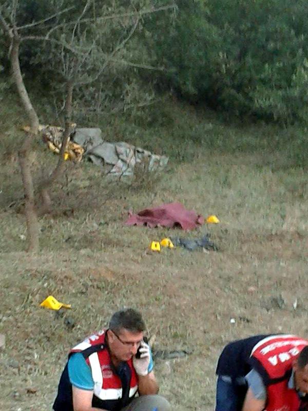 Palu'da menfeze tuzaklanan bomba patladı: Baba ile 2 çocuğu öldü (2)