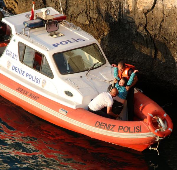 Kayalıklardan denize atlamak isteyen kadına ipli müdahale