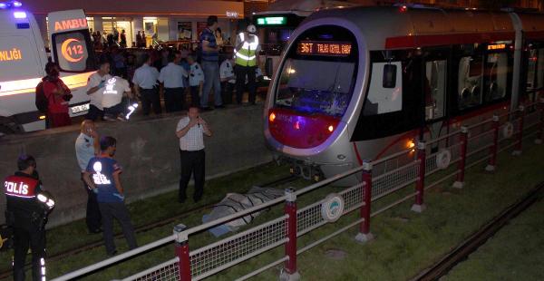 Tramvayın altında 25 metre sürüklenen yaya öldü