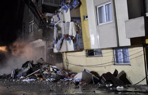 Gaziosmanpaşa'da yan yatan 5 katlı bina yıkılmaya başlandı