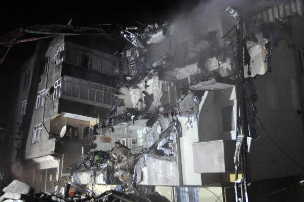 Gaziosmanpaşa'da yan yatan bina yıkıldı