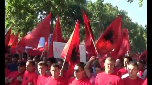 Makedonya’da Arnavutlar hükümeti protesto etti