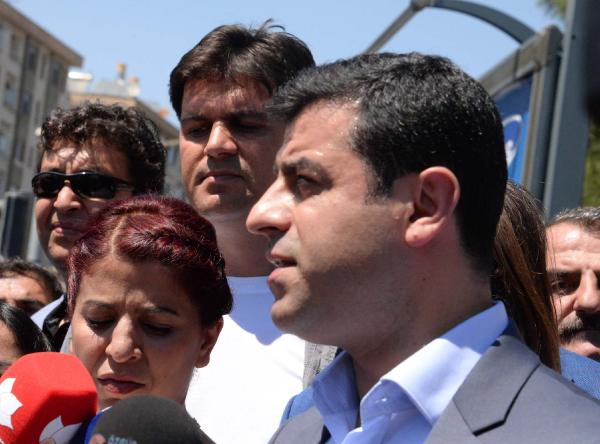 HDP Eş Başkanı Demirtaş'a 2 koruma polisi veildi