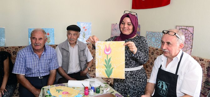 Gurbetçi köylü kadınlara ebru yapmayı öğretiyor