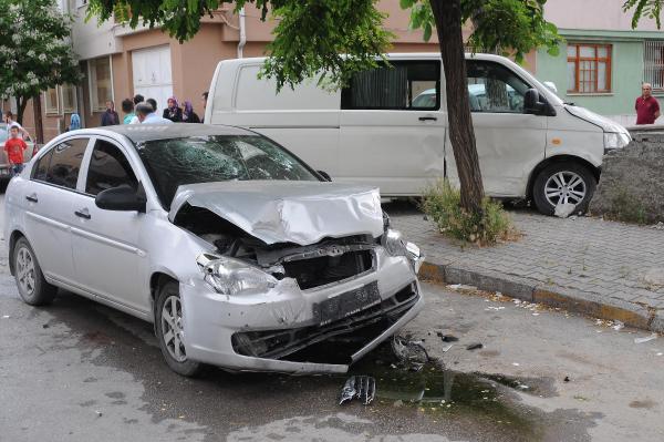 Şüpheli kovalamacasında kaza: 2 polis yaralandı